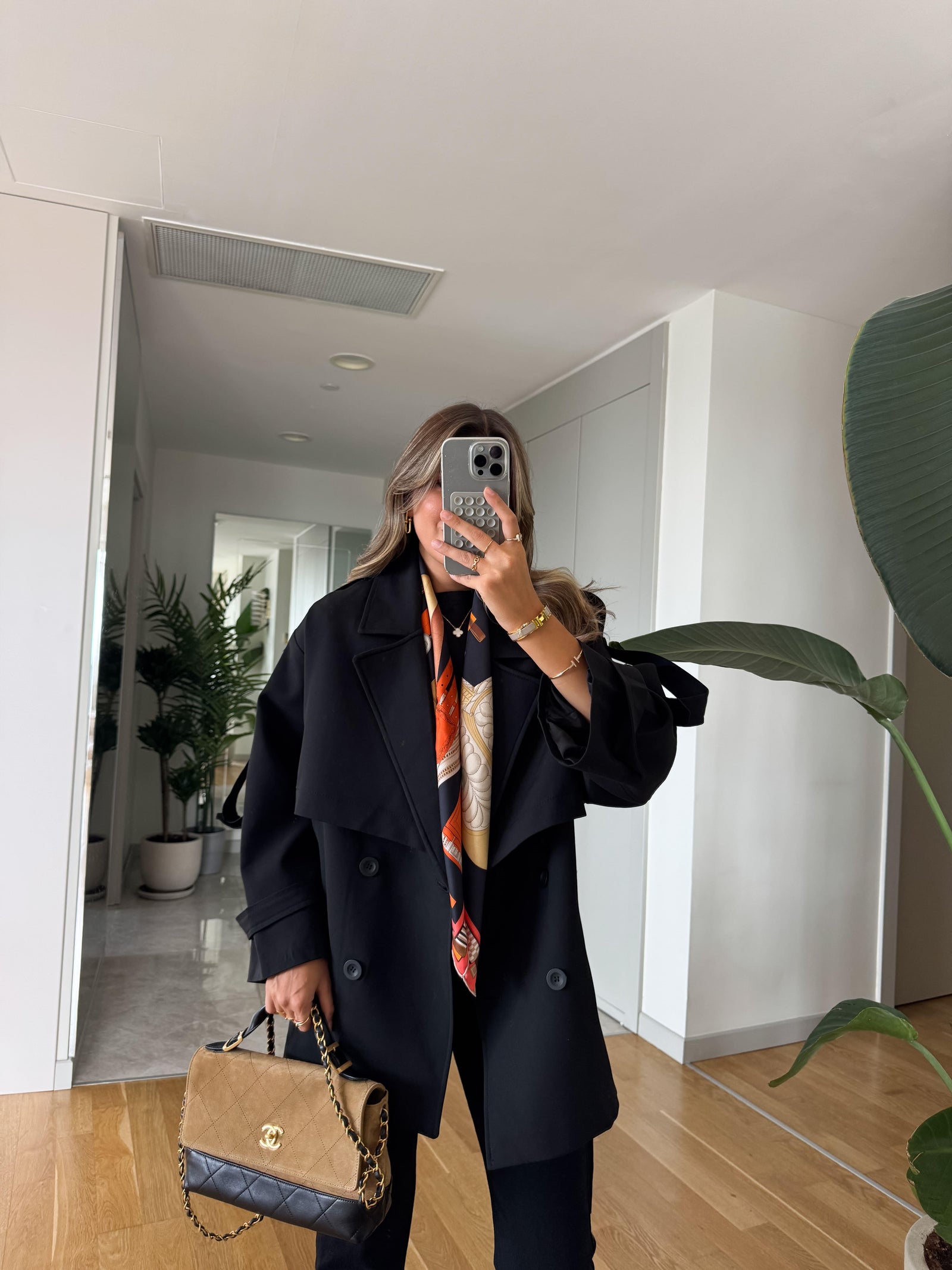 Trench coat – bezvremenski klasik u crnoj boji