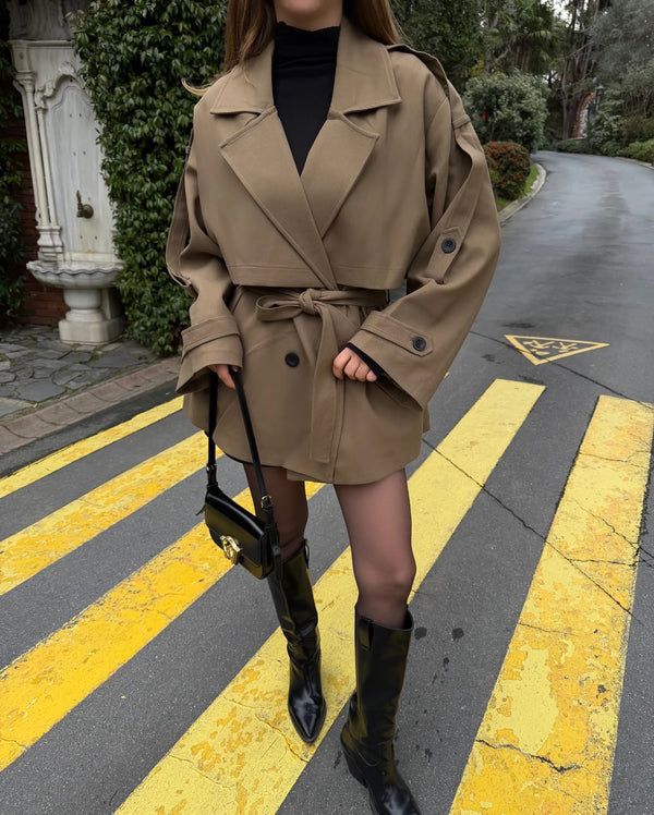 Trench coat Laluma – bezvremenski klasik earth taupe boja