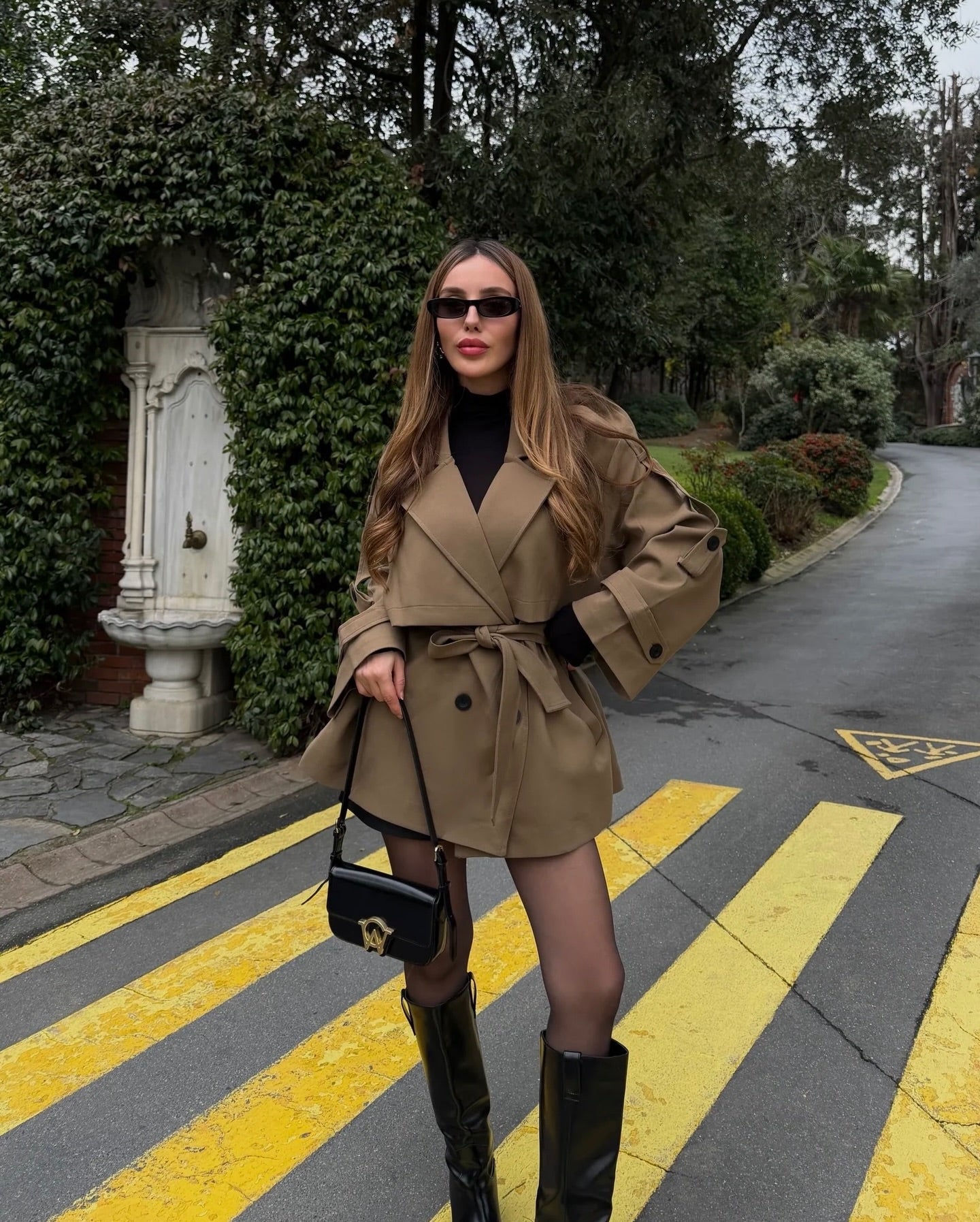 Trench coat Laluma – bezvremenski klasik navy blue boja