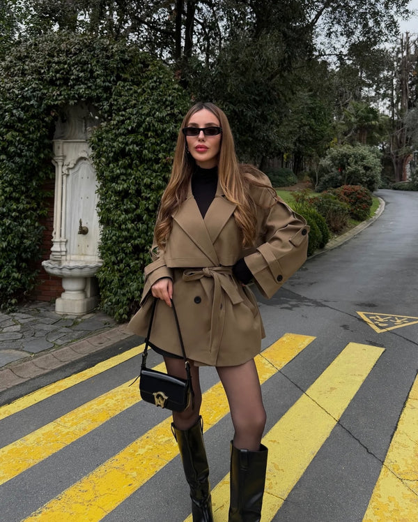 Trench coat Laluma – bezvremenski klasik earth taupe boja