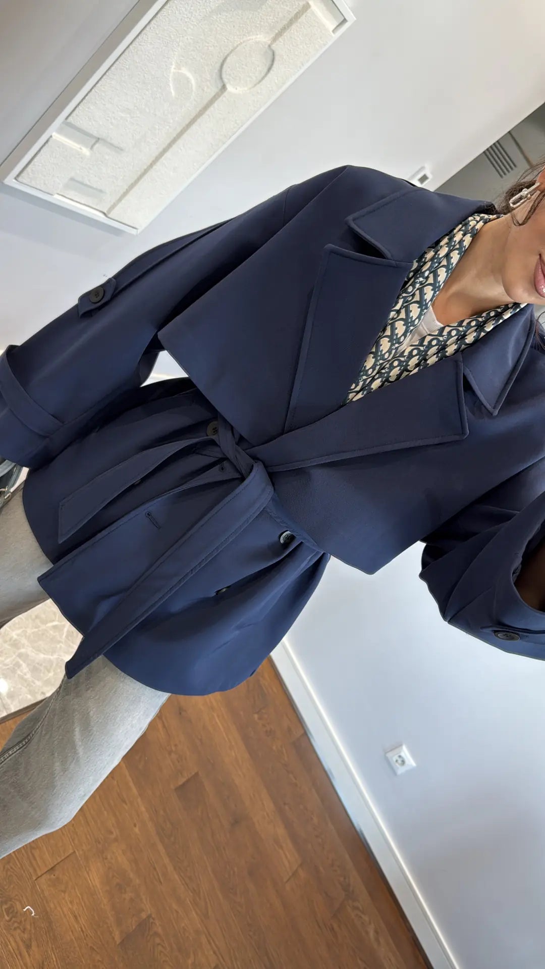 TRENCH COAT – BEZVREMENSKI KLASIK U TEGET BOJI