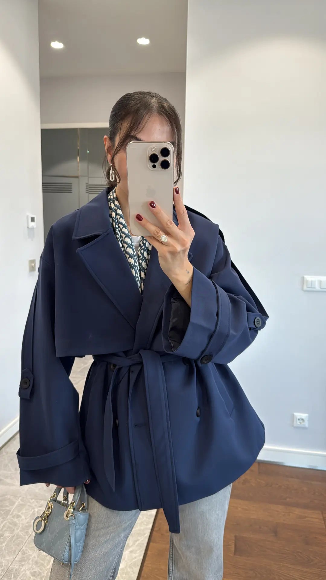 TRENCH COAT – BEZVREMENSKI KLASIK U TEGET BOJI