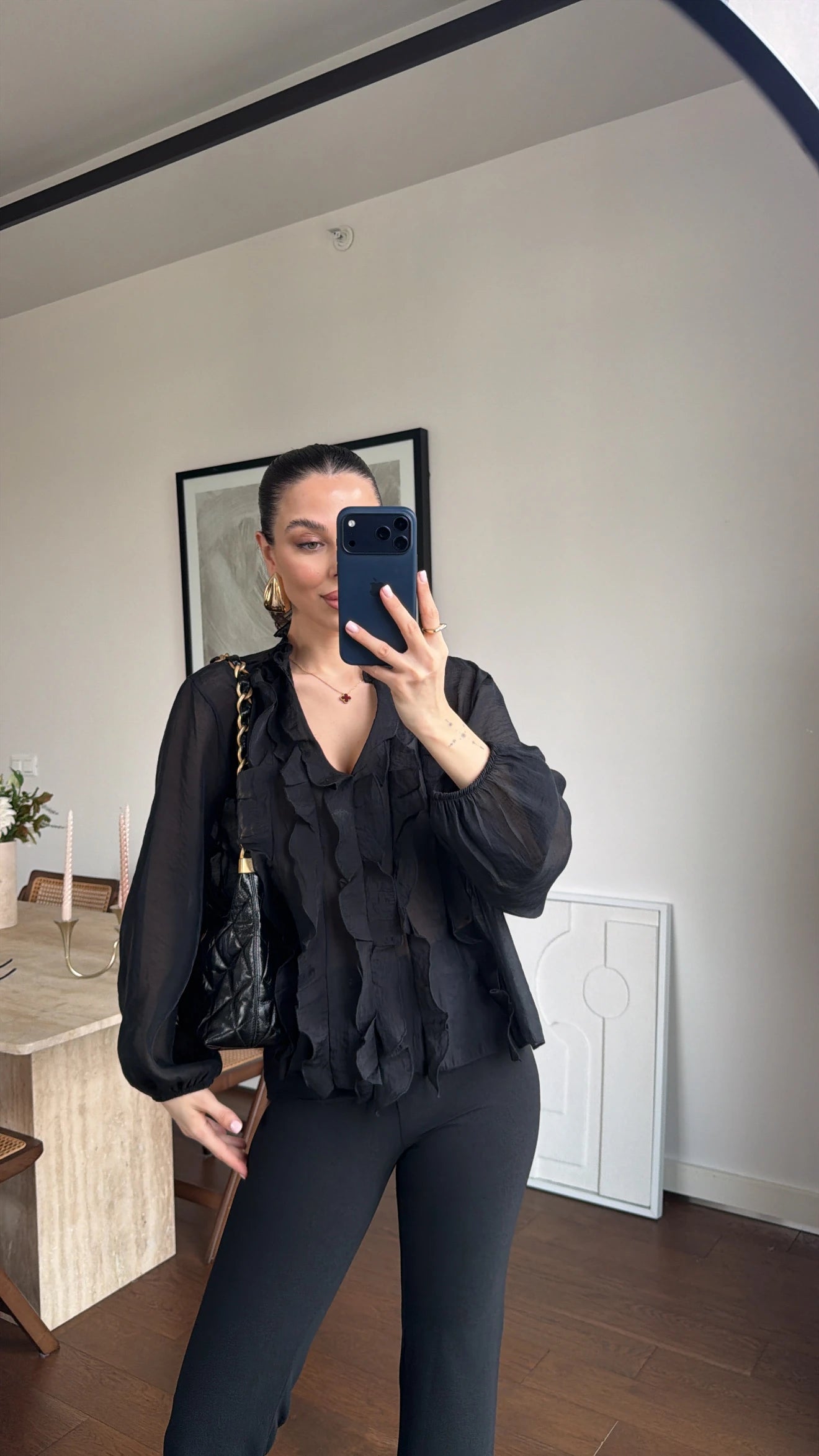 BLUZA SA VOLANIMA CRNA BOJA