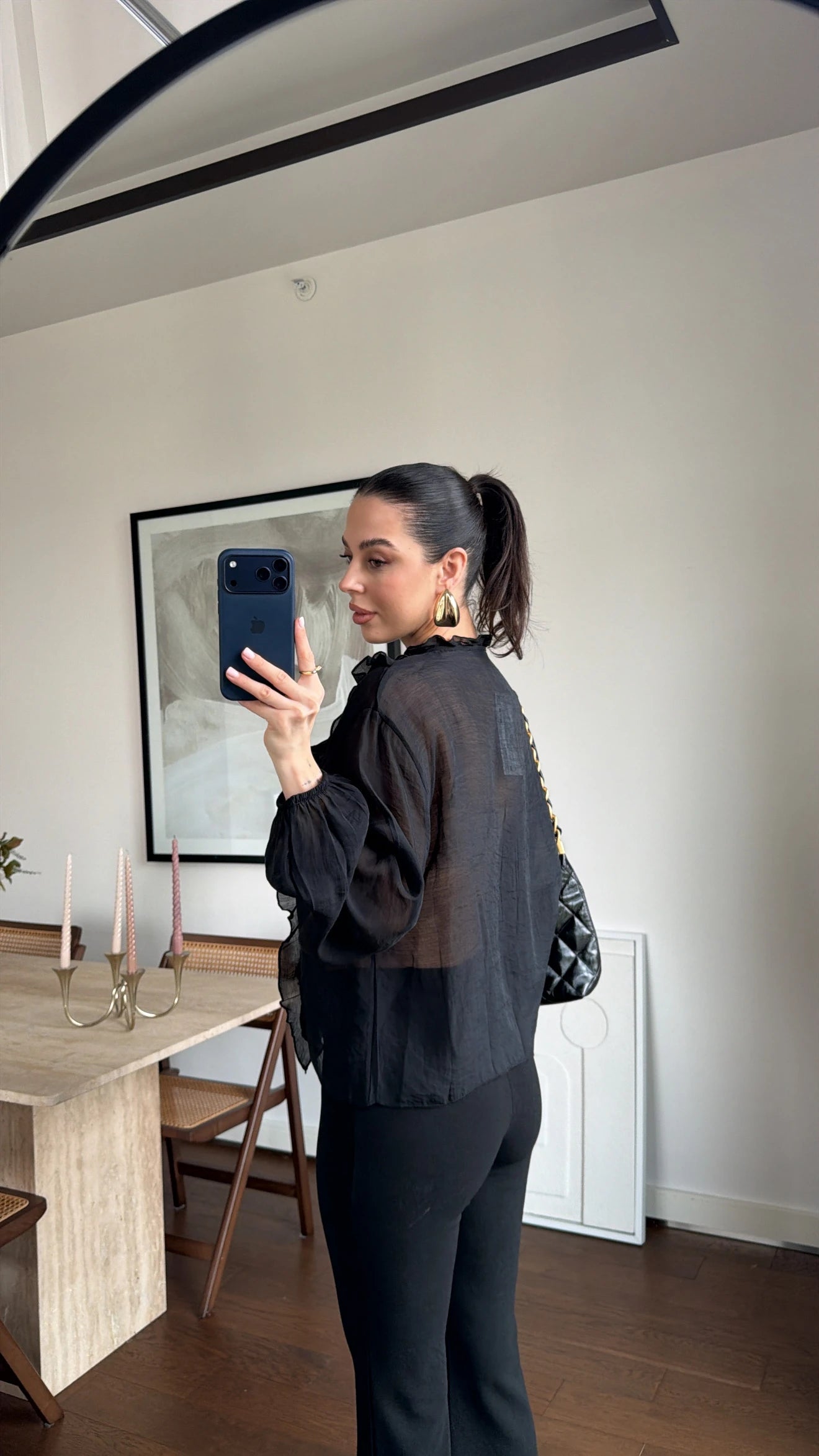 BLUZA SA VOLANIMA CRNA BOJA