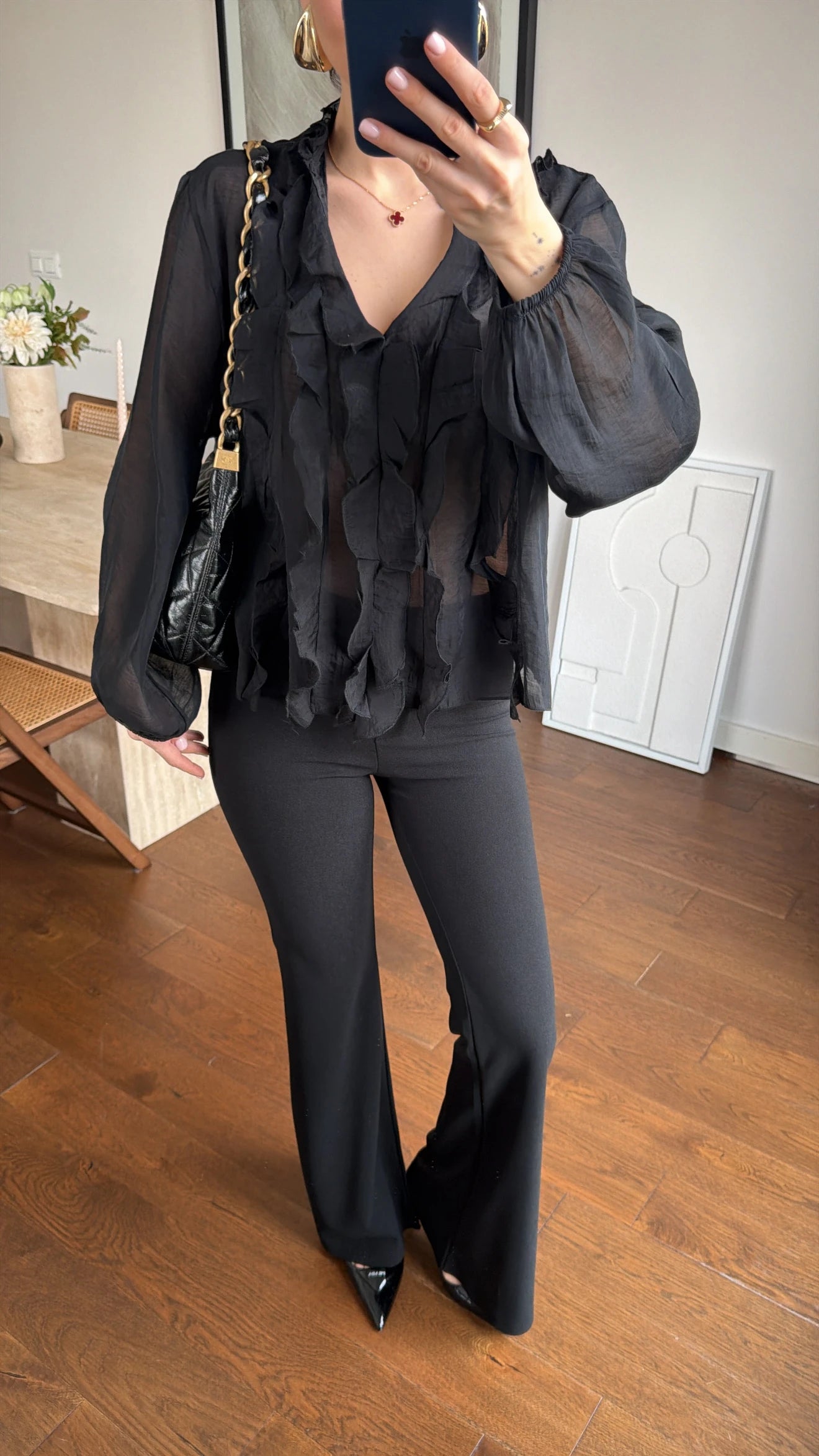 BLUZA SA VOLANIMA CRNA BOJA