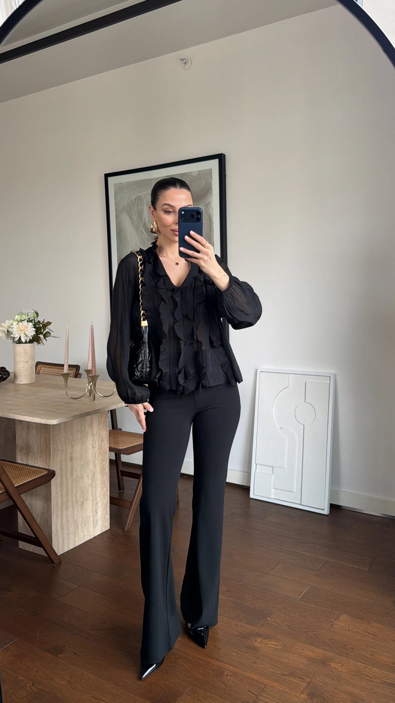 BLUZA SA VOLANIMA CRNA BOJA