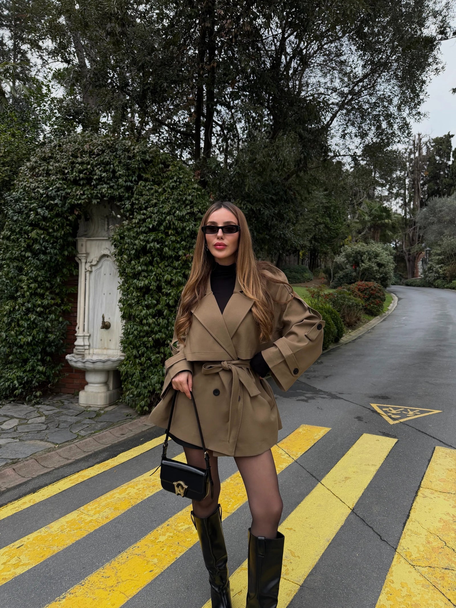 TRENCH COAT – BEZVREMENSKI KLASIK u Earth taupe boji