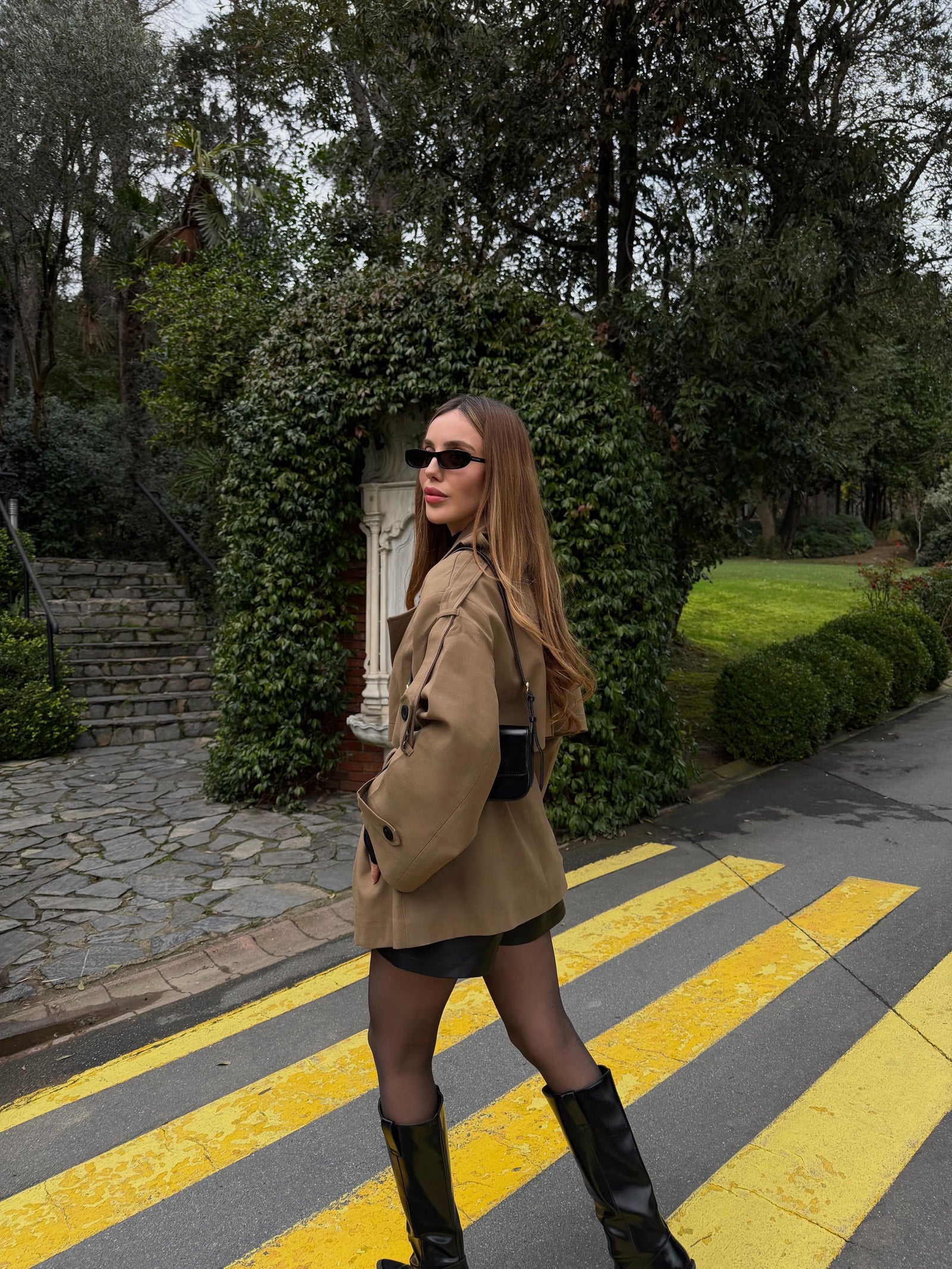 TRENCH COAT – BEZVREMENSKI KLASIK u Earth taupe boji