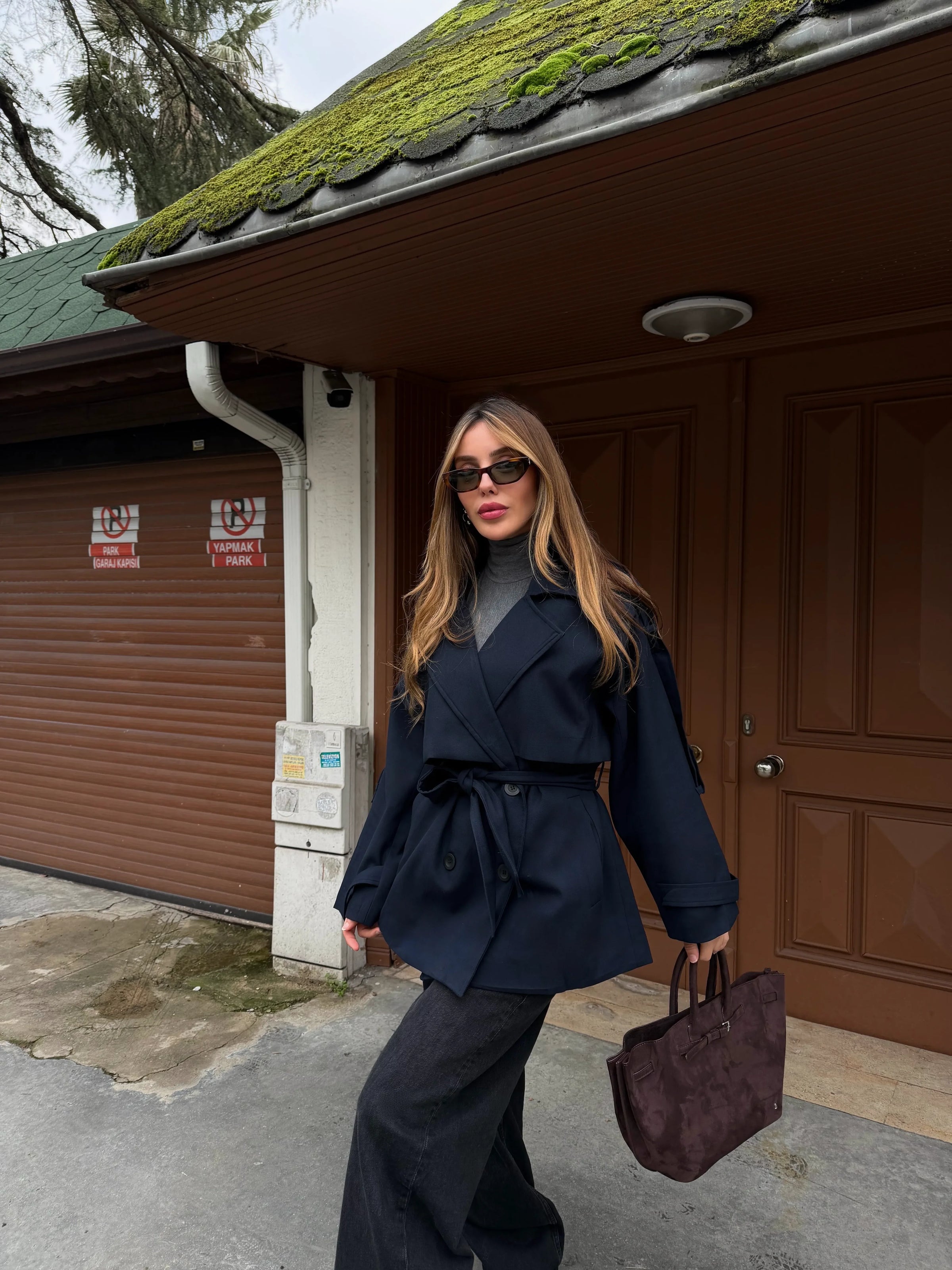 Trench coat Laluma – bezvremenski klasik navy blue boja