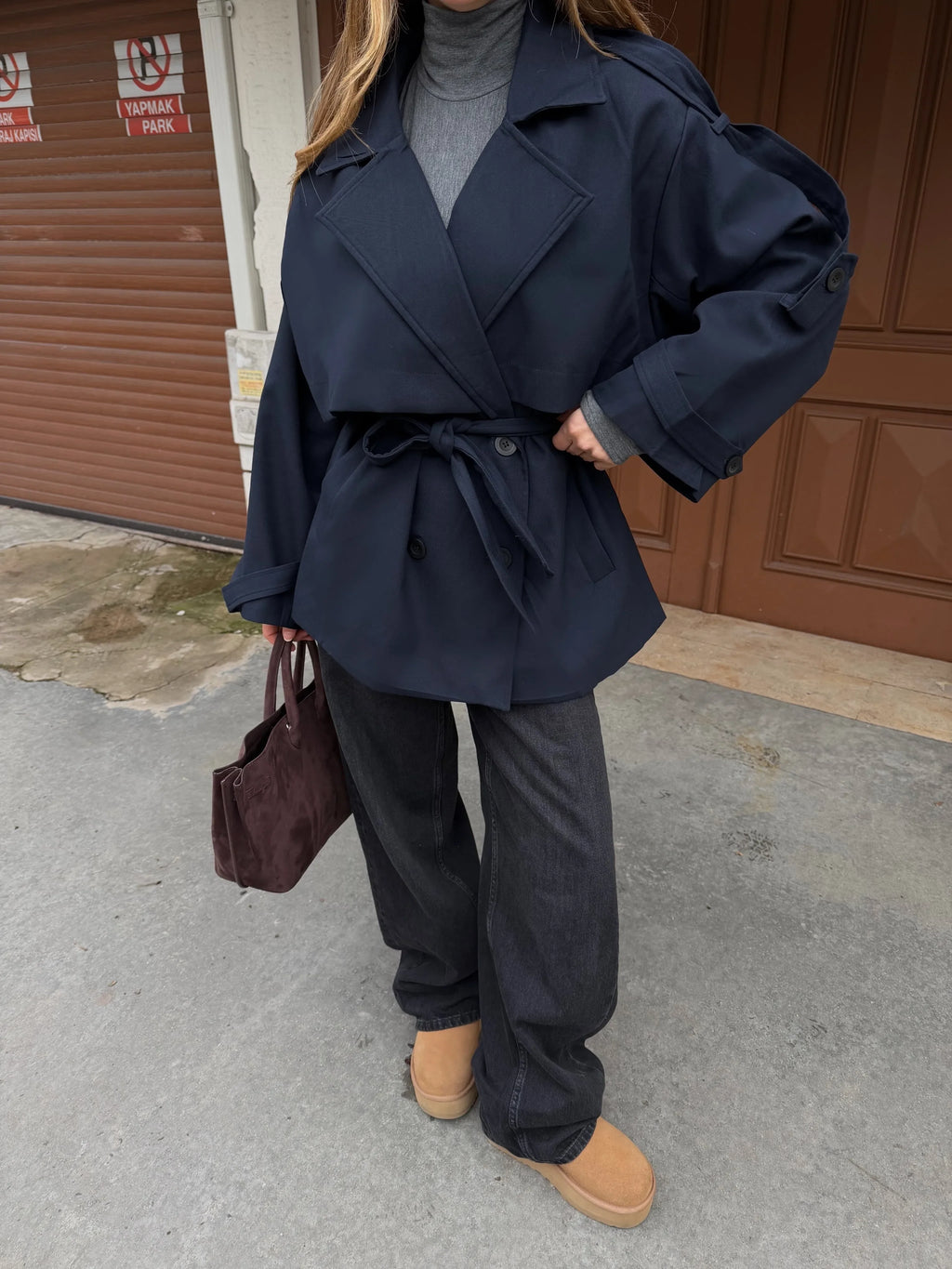 Trench coat Laluma – bezvremenski klasik earth taupe boja