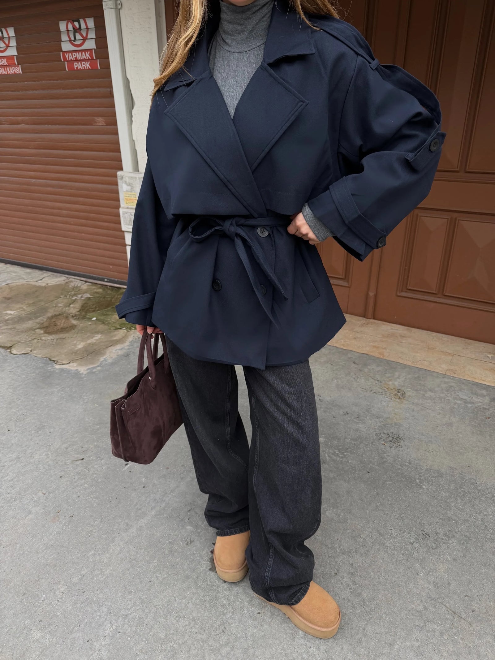 Trench coat Laluma – bezvremenski klasik navy blue boja