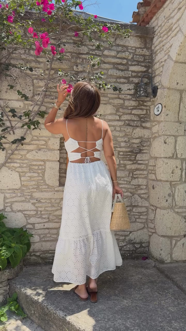 Elegantna bela haljina sa čipkastim vezom i otvorenim leđima