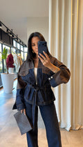 Teksas komplet: jakna sa pojasom i farmerke, selfi u ogledalu – Fashion Hunter