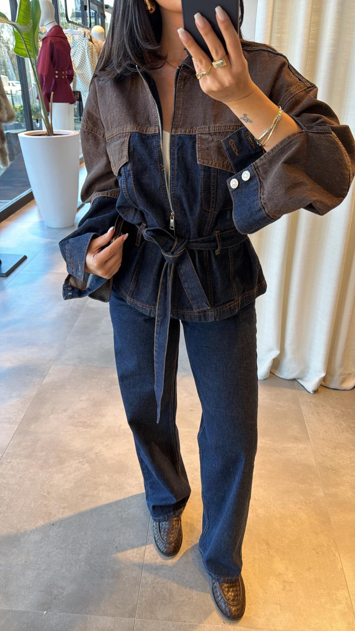Teksas jakna sa pojasom i tamne farmerke, cela figura – Fashion Hunter